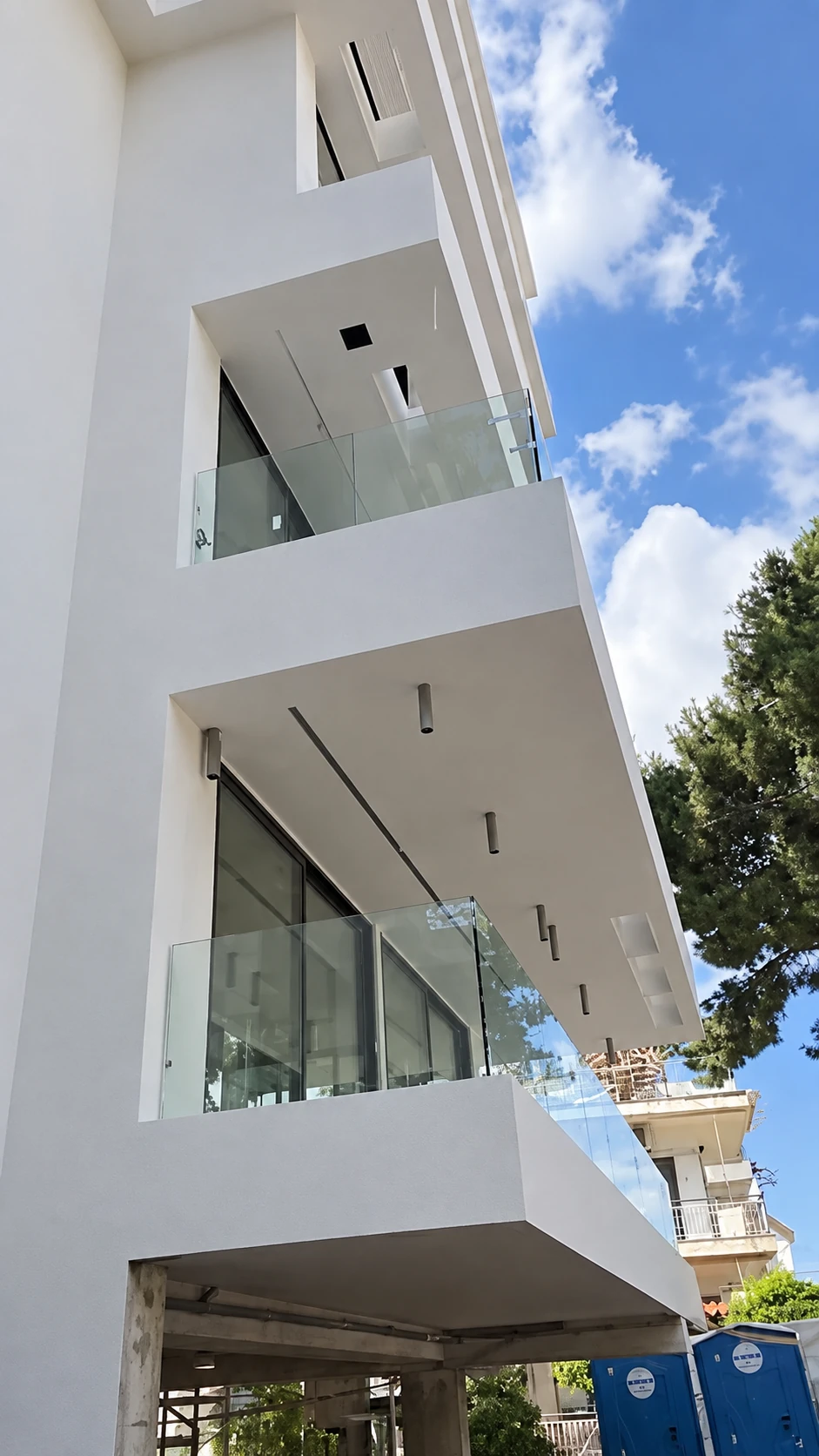 Μπαλκόνια νέας οικοδομής στη Γλυφάδα